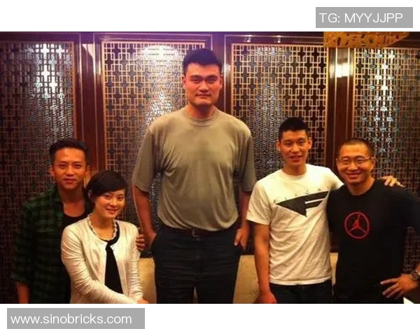 足球巨星与大陆明星同框合影展现跨界友谊与体育魅力的精彩瞬间